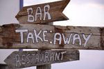 Beschilderung einer Strandbar auf Zeeland/Holland